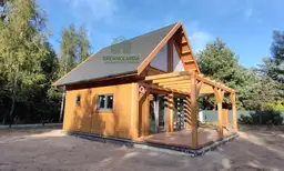 Drewniany domek letniskowy Leon III z przestronnym tarasem i nowoczesnym wykończeniem