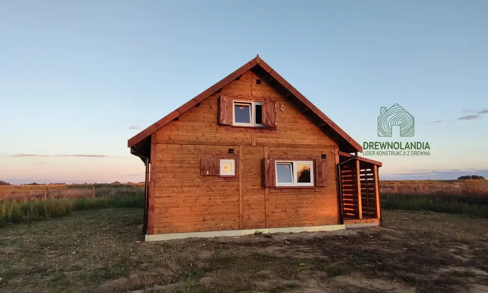 Letniskowy domek drewniany Wiktor V – funkcjonalny projekt na relaks na działce