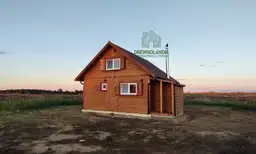 Domek Wiktor V – drewniany projekt letniskowy od Drewnolandii z przestronną antresolą