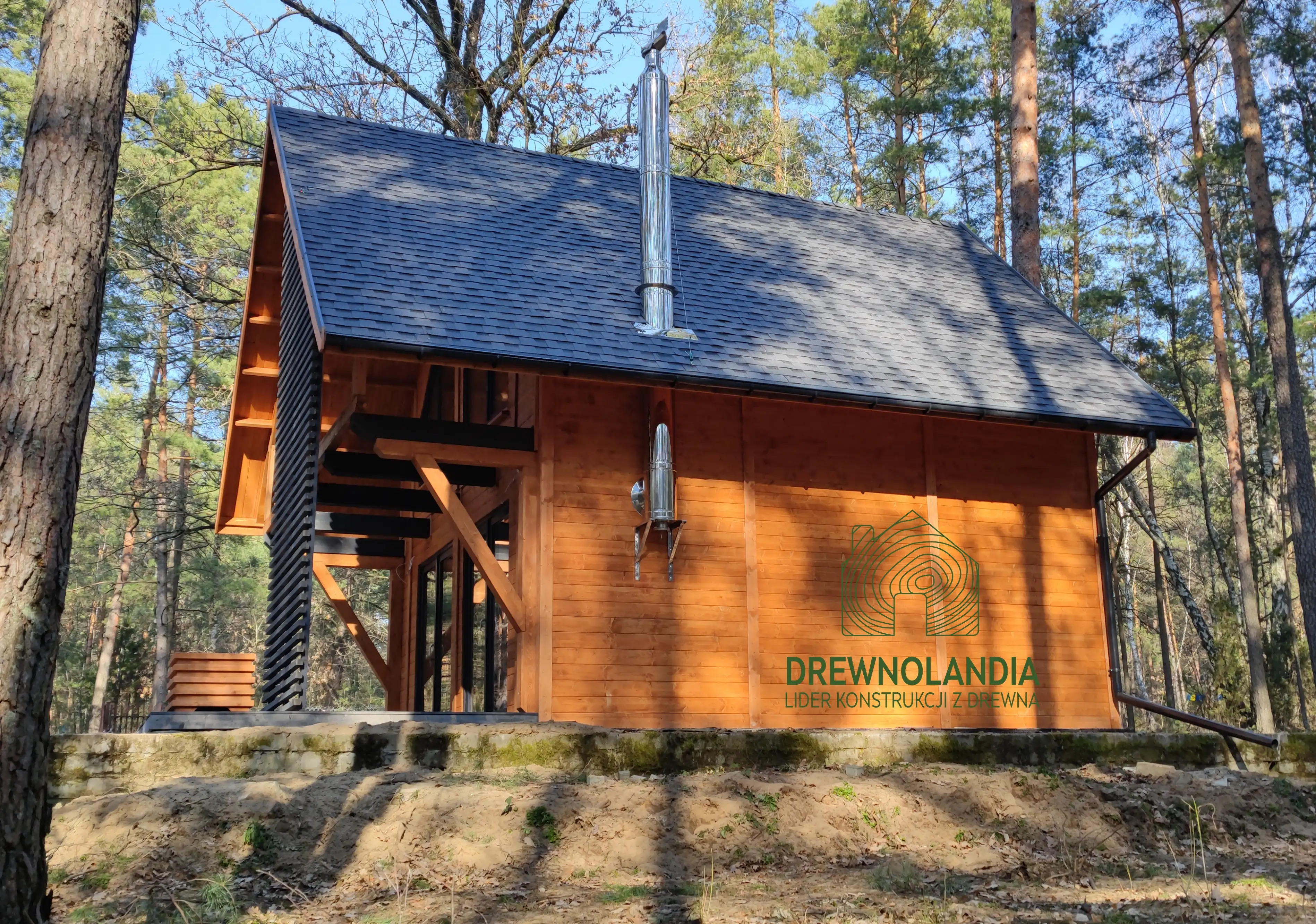 Nowoczesny domek letniskowy Leon III z antresolą, wykonany z drewna w stylu skandynawskim