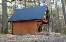 Letniskowy domek Leon III o powierzchni 35m² z antresolą, idealny na rodzinny wypoczynek