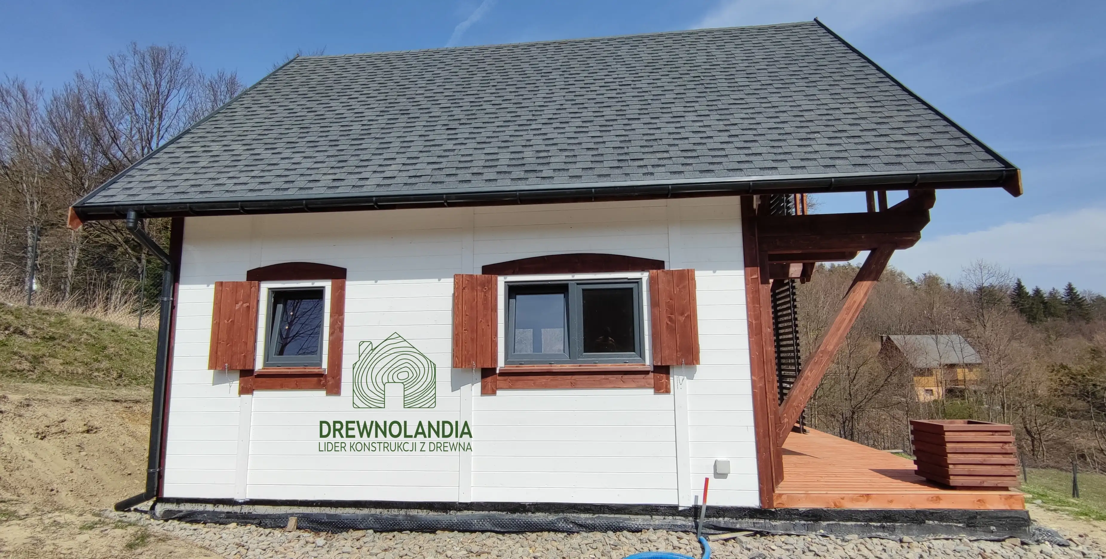 Leon III - nowoczesny drewniany domek letniskowy z przestronnym tarasem