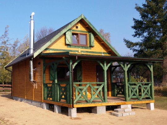 domek drewniany z tarasem