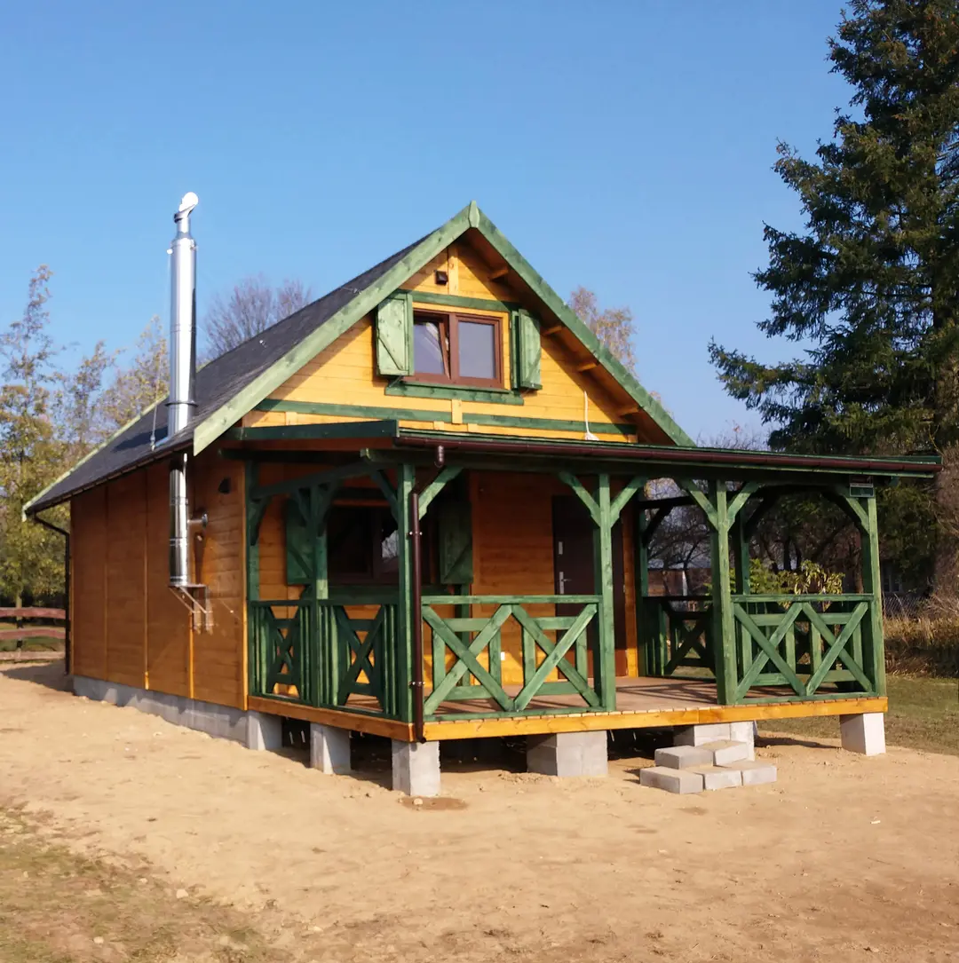 domek drewniany z tarasem