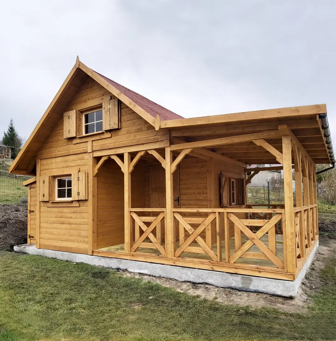 domek letniskowy z drewna z tarasem