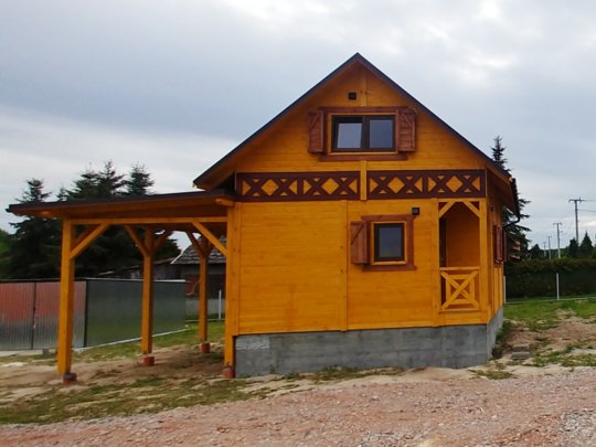 domek drewniany z tarasem bocznym