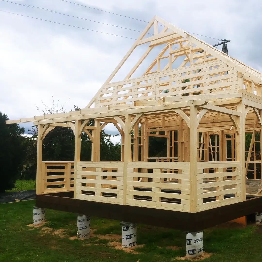 szkielet domku z tarasem